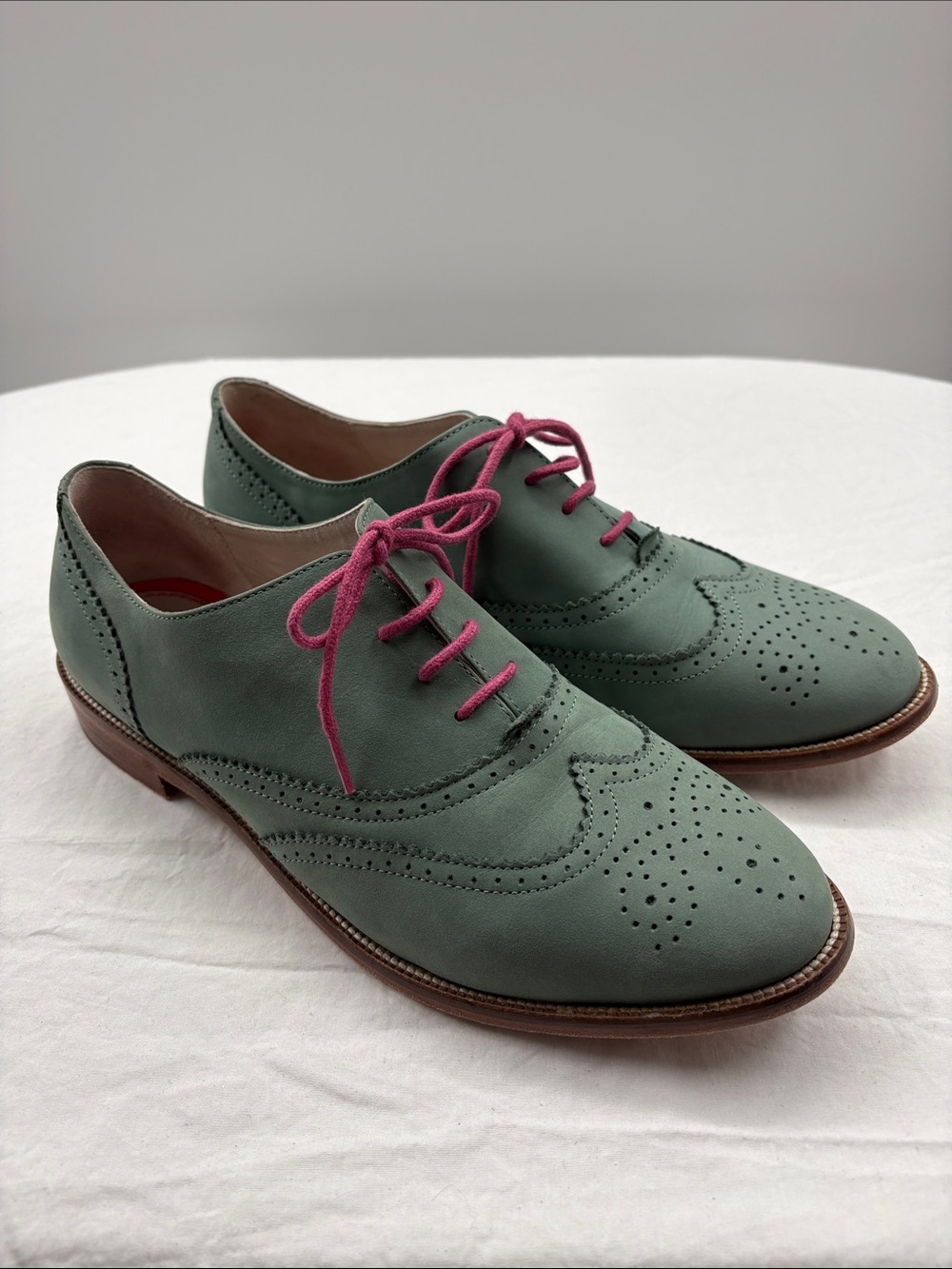 Boden Green Leather Wingtip Oxfords with Pink Laces. EU 41.5.